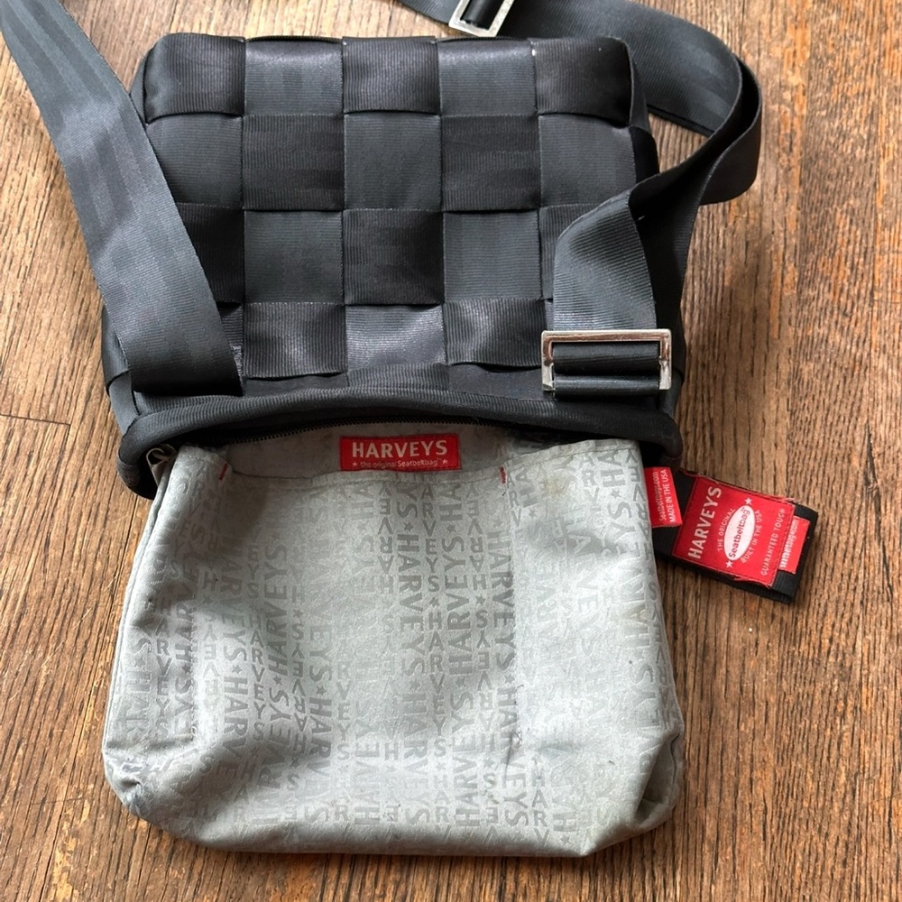 Original Harvey’s Seatbelt Crossbody Bag - Picture 6 of 9
